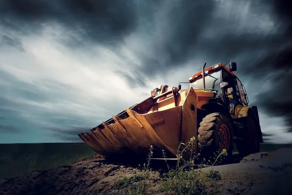 Žlutá traktor na pozadí oblohy — Stock fotografie