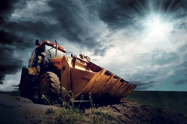 Gul traktor på himmel bakgrund — Stockfoto