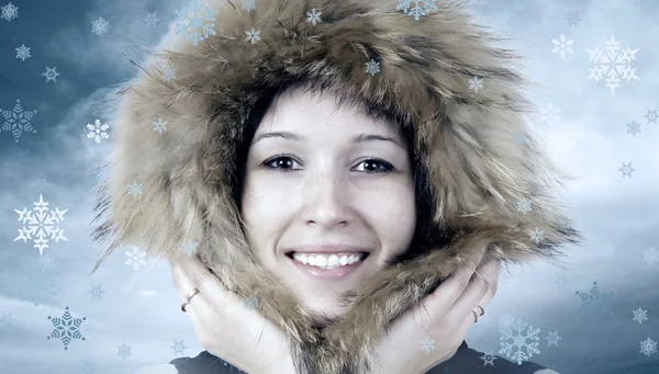 Kış şapka mutluluk genç kadın portresi — Stok fotoğraf