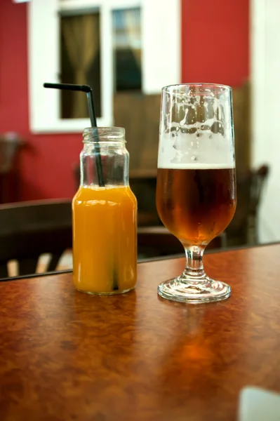 ビールとジュース — ストック写真