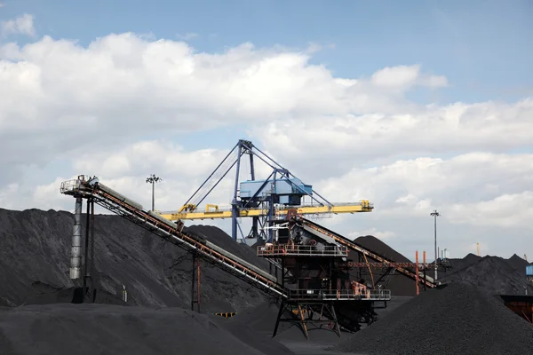 Instalações da indústria do carvão no porto — Fotografia de Stock