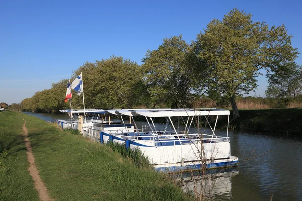 Łodzie na canal du midi, w regionie Langwedocja roussillon, Francja — Zdjęcie stockowe