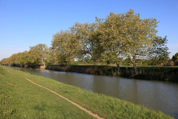 Canal du midi, w regionie Langwedocja roussillon, Francja — Zdjęcie stockowe