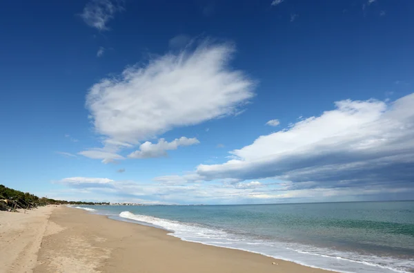 Playa mediterránea en Cataluña, España — Foto de Stock
