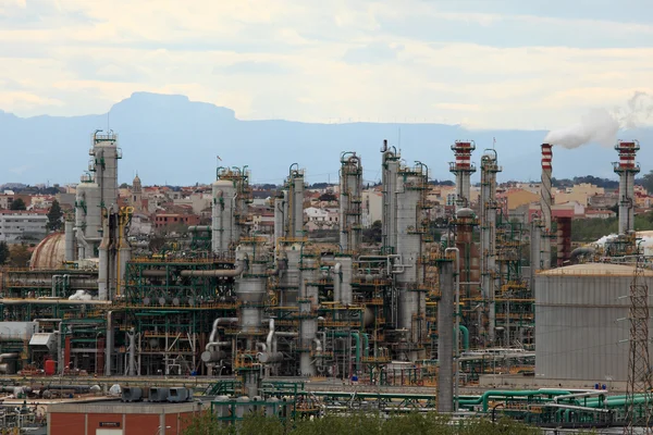 Impianto di raffinazione di petrolio a Tarragona, Spagna — Foto Stock