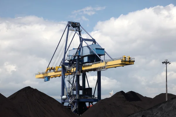 Угольная промышленность в порту — стоковое фото