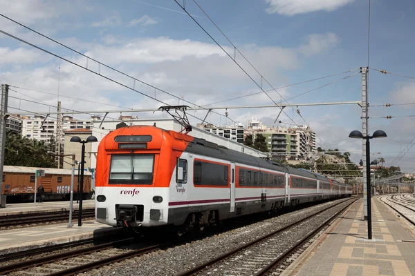 Пассажирский поезд на станции Таррагона, Испания — стоковое фото
