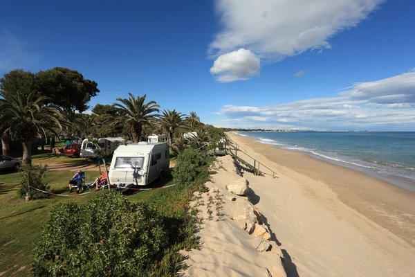 Кемпинг на пляже в Каталонии, Испания — стоковое фото