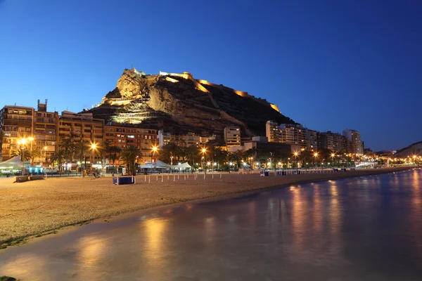 Vista para o mar de Alicante iluminada à noite, Espanha — Fotografia de Stock