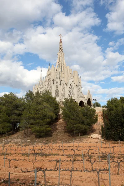Modernistische kirche in montferri, tarragona spanien — Stockfoto