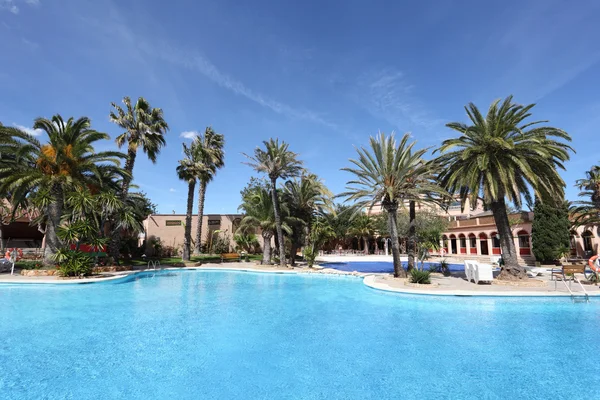 Plavecký bazén v středomořském letovisku, Španělsko — Stock fotografie