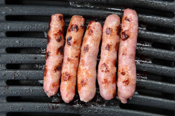Saucisses sur un barbecue — Photo