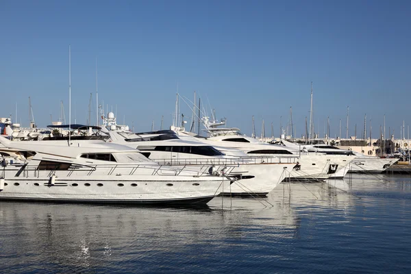 Yates de lujo en la marina de Alicante, España — Foto de Stock