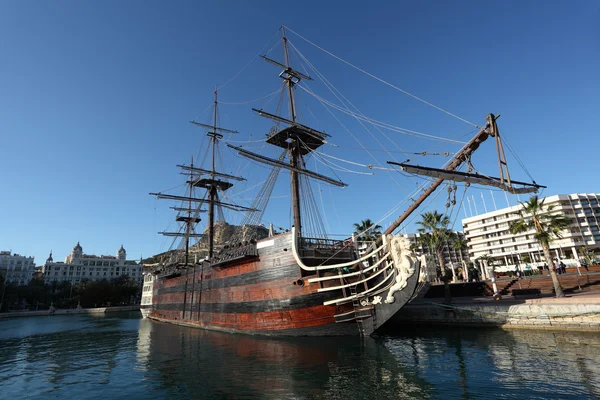 Navio de vela pirata em Alicante, Espanha — Fotografia de Stock