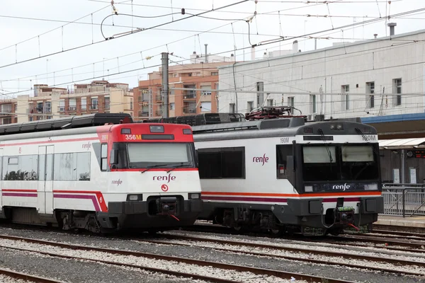 Trens na estação principal de Tarragona, Espanha — Fotografia de Stock