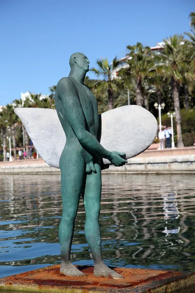 在长廊的阿利坎特西班牙冲浪者雕塑 — 图库照片