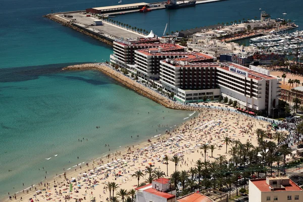 Luchtfoto van het strand en de jachthaven in alicante, Spanje — Stockfoto