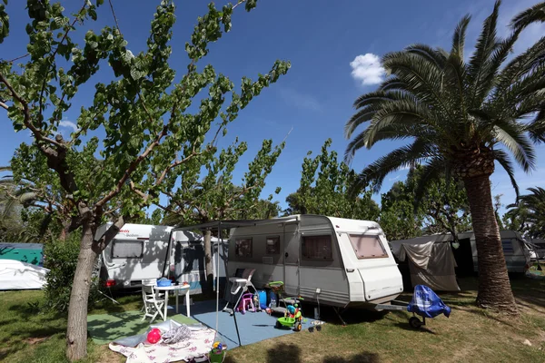 Caravan op een camping in Spanje — Stockfoto