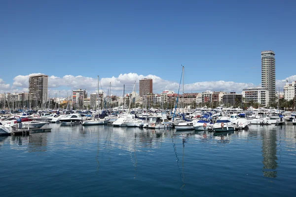 Jachten en boten in de haven van alicante, Spanje — Stockfoto