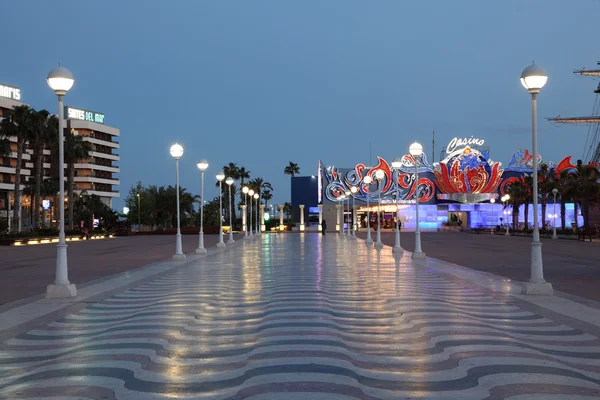 Paseo en Alicante iluminado por la noche. Cataluña España —  Fotos de Stock