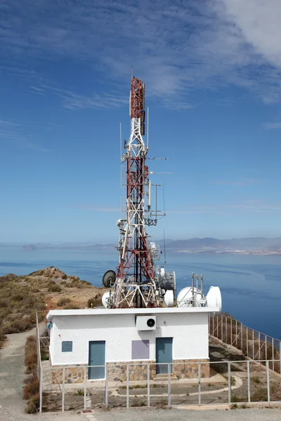Комунікаційна вежа з антенами на узбережжі — стокове фото