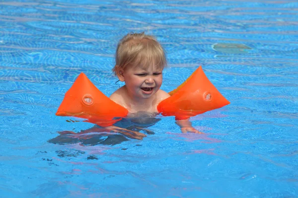 Toddler girl learning how to swim with swimmies — Stock Photo, Image