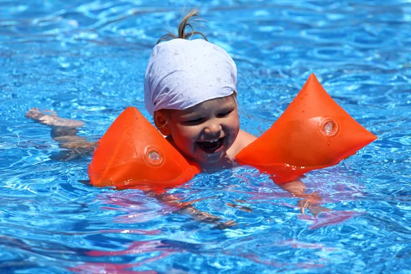 Toddler dziewczynka z swimmies w basenie — Zdjęcie stockowe