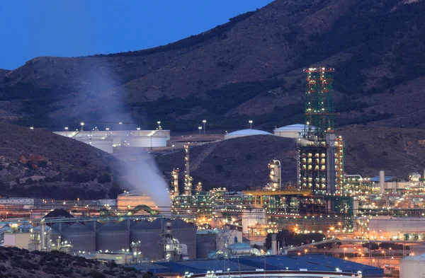 Impianti di raffineria di petrolio illuminati di notte — Foto Stock