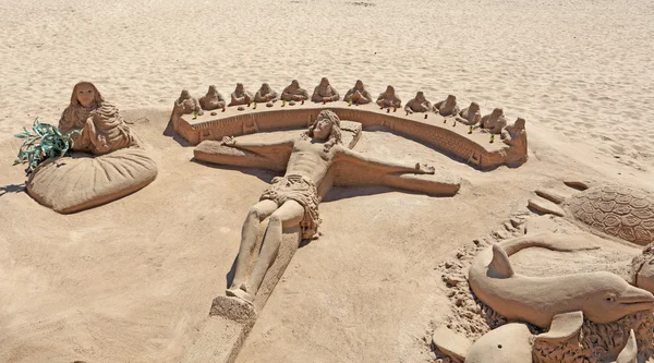 Jesus Kristus gjord staty av sand på stranden — Stockfoto