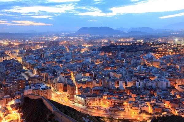 Városképet gazdagító épületnek szánták Alicante éjjel. Katalónia Spanyolország — Stock Fotó