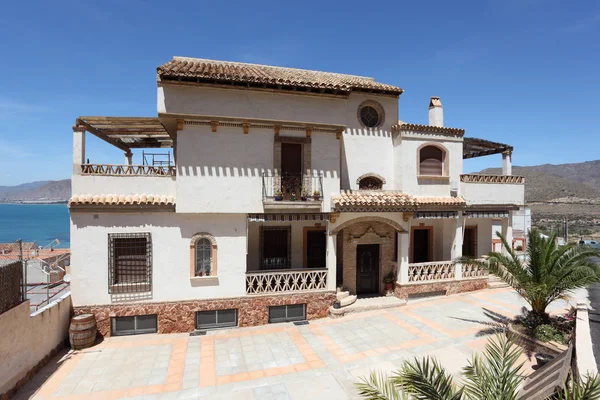 Casa na costa mediterrânica em Espanha — Fotografia de Stock