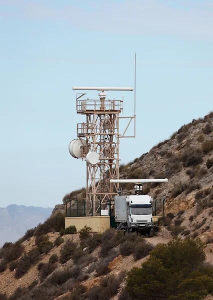 Stacja radarowa w górach — Zdjęcie stockowe