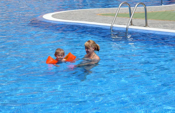 Menina com a mãe na piscina — Fotografia de Stock