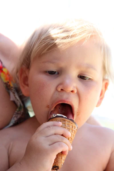 Тоддлер ест мороженое — стоковое фото