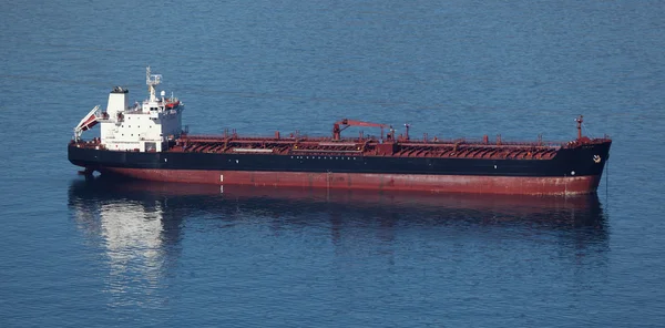 Navio-tanque que ancora na costa — Fotografia de Stock