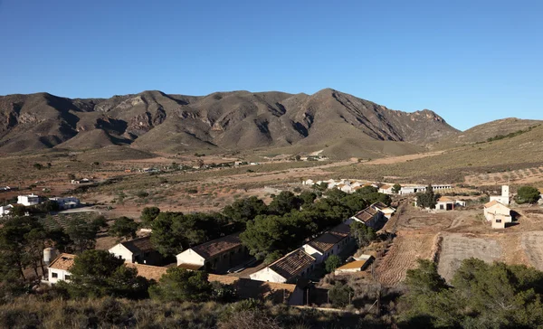 Pequeño pueblo en las montañas. Región Murcia, España — Foto de Stock