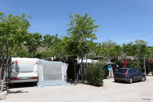 Caravan en auto op een camping in Spanje — Stockfoto