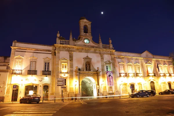 Budování svítící v noci ve staré části města Faro — Stock fotografie