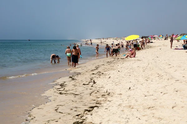 Algarve, Portugal - 21. Juni: wunderschöner Sandstrand an der Küste der Algarve, — Stockfoto