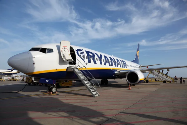 Faro, Portugália - június 20-án: ryanair repülőgép a faro, Portugália repülőtéren — Stock Fotó
