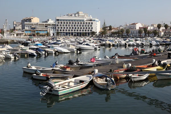 Barcos en el puerto deportivo del casco antiguo portugués de Faro, 20 de junio de 2010 — Foto de Stock