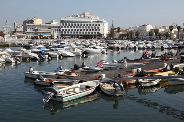 Bateaux dans la marina de la vieille ville portugaise Faro, 20 juin 2010 — Photo