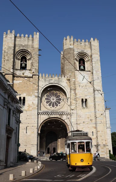 Straßenbahn vor der kathedrale von Lissabon, portugal — Stockfoto