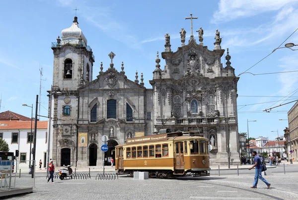 Old trolley car in front of a church in Porto, Portugal — Stock Photo, Image