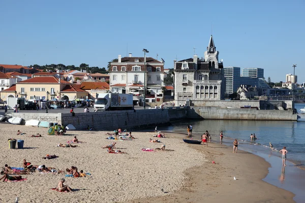 Geweldige strand in de kust van estoril, cascais, portugal — Stockfoto