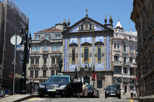 Такси возле вокзала Сан-Бенто в Порту, Португалия — стоковое фото