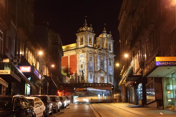 Santo ildefonso kyrkan upplyst på natten, Porto portugal — Stockfoto