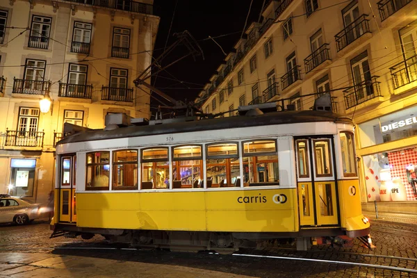 Lissabon tram bij nacht, portugal — Stockfoto