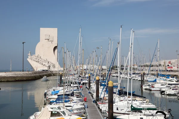 Памятник открытиям и пристани в Лиссабоне, Португалия — стоковое фото