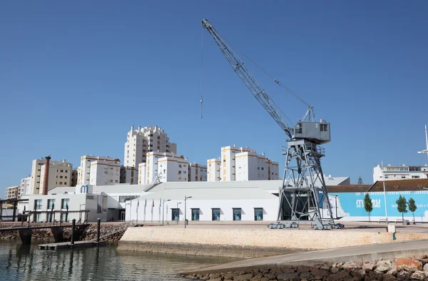 Kran i gamla hamnen i portimao, portugal — Stockfoto